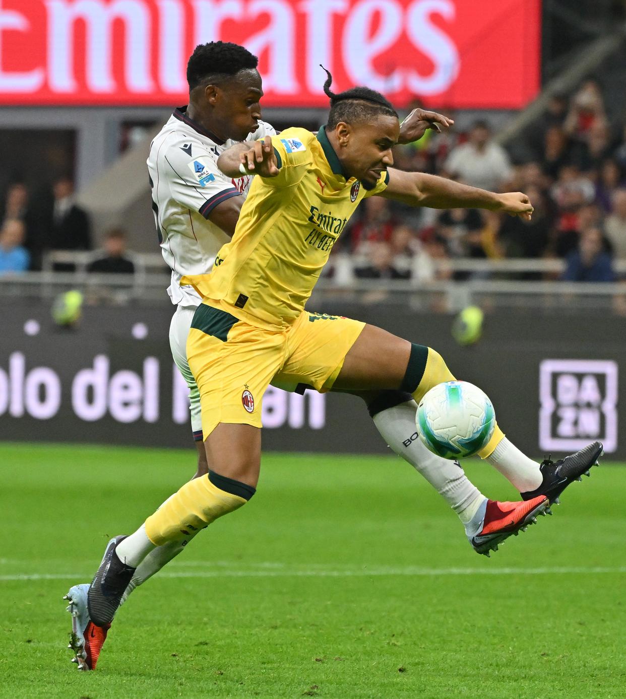 意甲比赛爆发惊喜连连,球迷惊叹不已(欧冠直播是足球迷们翘首期盼的顶级赛事) 意甲比赛爆发惊喜连连,球迷惊叹不已(欧冠直播是足球迷们翘首期盼的顶级赛事)